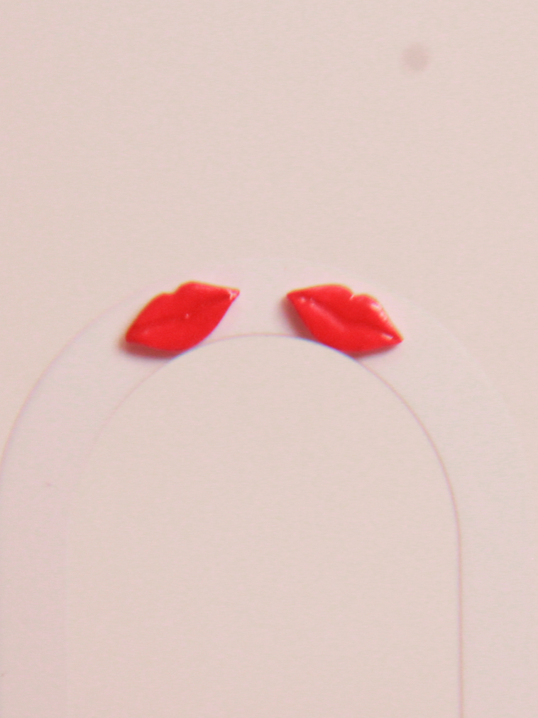 💋 Aretes "Kiss Me" – Atrévete a brillar con amor y actitud! ❤️✨