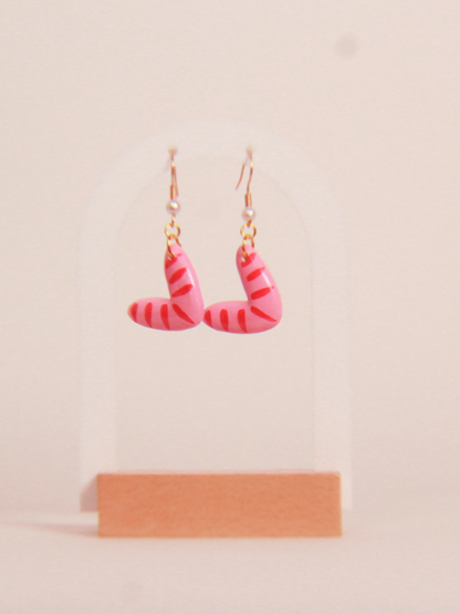 💖 Aretes "Love Me" – Porque el amor también se lleva en los detalles ✨